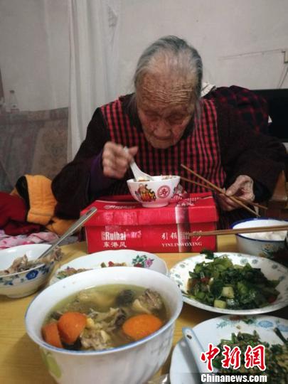 李桂昭在吃饭。资料图 谢生杰 摄