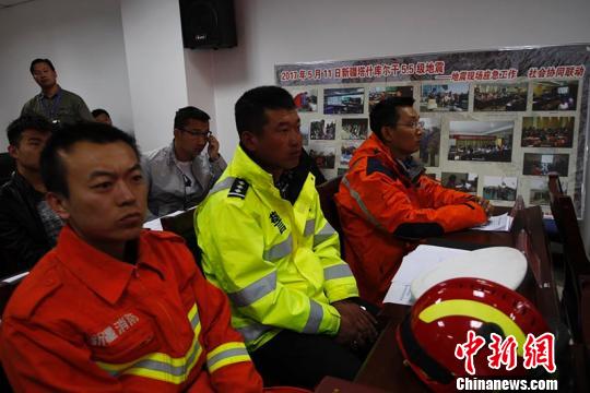 当地一线救援人员听取专家详实解读地震破坏性强原因。 王小军 摄
