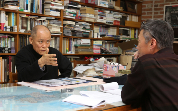 梼杌金容沃教授(左边)正在接受李寅雨记者的采访。(图片来源:韩民族日报)