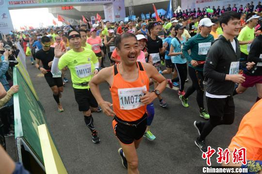 近3万名选手冲出起点。 杨毅 摄