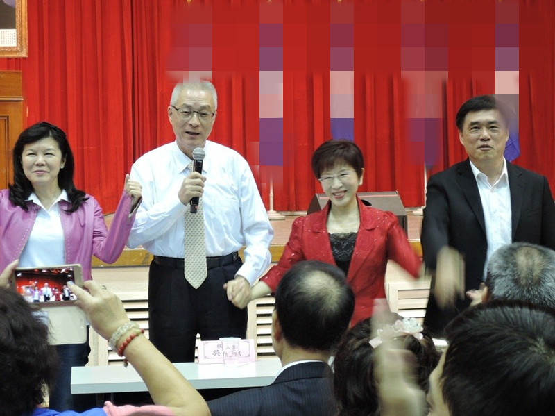 国民党主席参选人上台宣示大团结。（图片来源：台湾《联合报》）