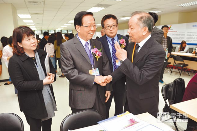 海基会无法率团登陆，只好在台湾举办两岸交流活动，图为海基会董事长田弘茂（中）出席“2017大陆台商菁英招聘会”与厂商代表握手。（图片来源：台湾“中时电子报”）