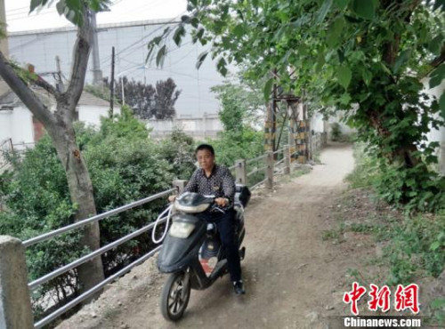 小区东门外居民骑车只能走这条坑洼小道。　朱志庚 摄