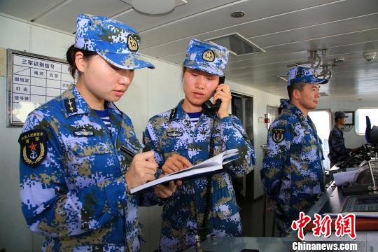 黄山舰两名女军官在意外相遇规则演练中担当重任,展示中国海军官兵过硬的专业素养。 徐广 摄