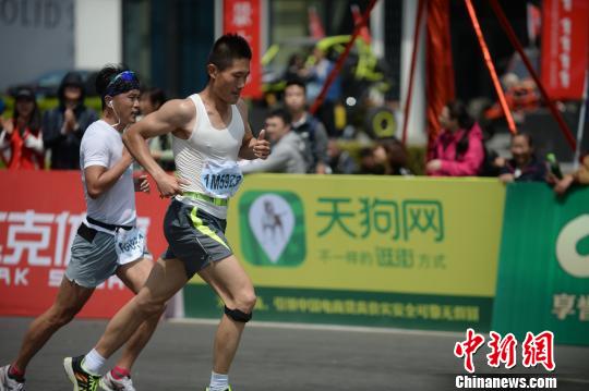 近3万名运动员报名参与本届马拉松赛。 杨毅 摄