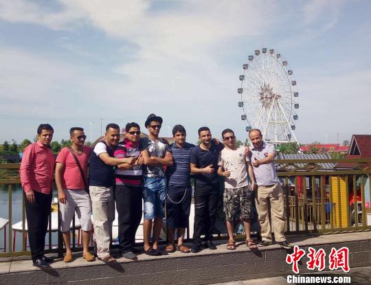 逾200留学生长沙柏乐园研学旅行基地体验湖湘