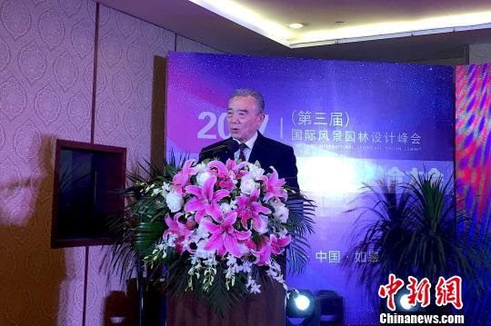 全国美丽乡村建设联盟主席王治国在峰会开幕式上致辞。 崔佳明 摄