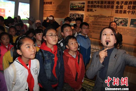 图为环保人士为少先队员科普环保知识。 应富臣 摄