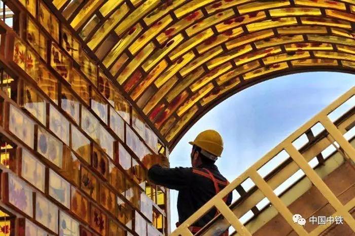 这是一件中国送给“一带一起”国度的美丽艺术礼物！