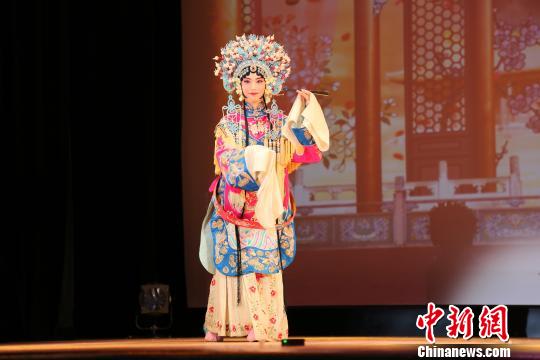 图为毛雨薇表演京剧《贵妃醉酒》选段。 尹法根 摄
