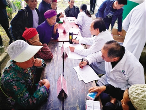 专项义诊进村送医送药 健康扶贫助农春耕生产|春耕|扶贫|黔江_新浪新闻