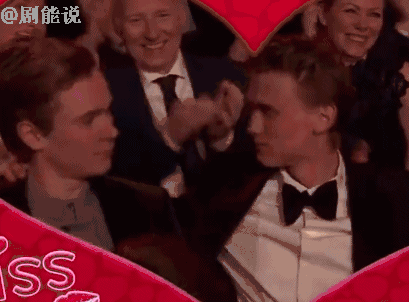 还有,好爱这一挑眉的动作~炸成一朵烟花俩人事后接受采访的时候,还说