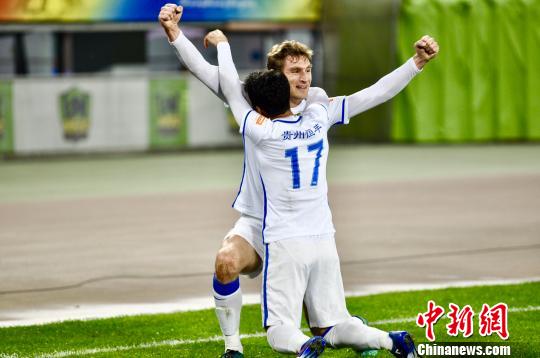 贵州锋霸耶拉维奇进球后与队友庆祝。