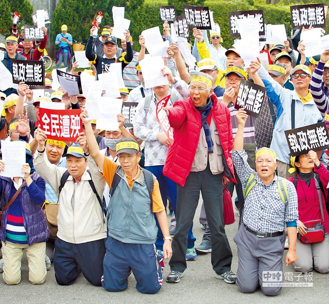  图为3月间退休警消人员向前往台北忠烈祠春祭的蔡英文跪地陈情。（图片来源：台湾《中时电子报》）