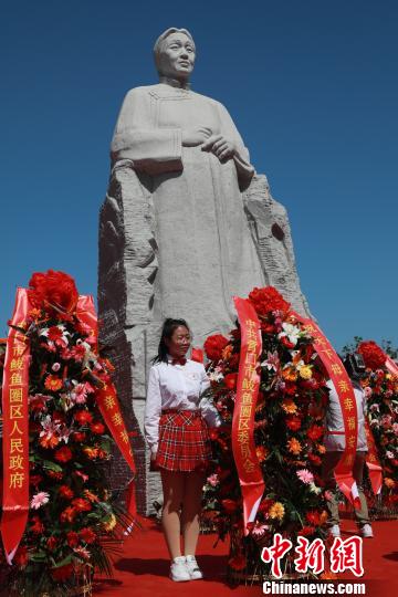 母爱如山。 沈殿成 摄