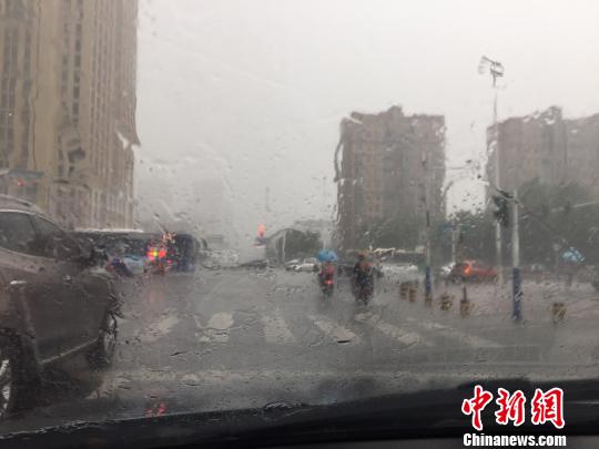 14鏃ヤ笅鍗?3鏃?0鍒嗚锛岀獊鐒惰€岃嚦鍐伴浌澶ч洦璁╁悎鑲ョ殑璺汉鐚濅笉鍙婇槻銆傘€€鍚村叞銆€鎽? data-mcesrc=