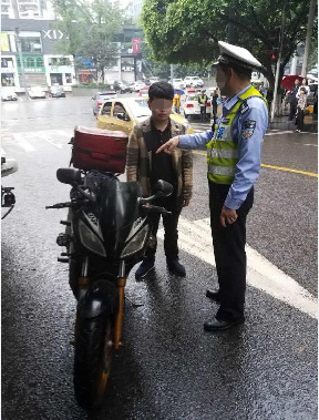 20岁小伙不知骑摩托要考驾照 无证驾驶被处罚