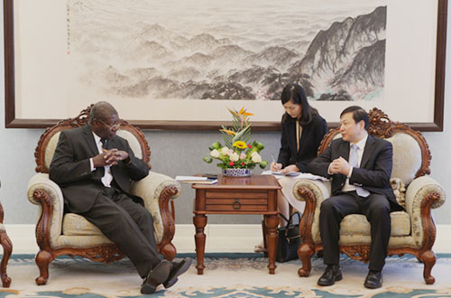 外交部部长助理钱洪山会见非盟委员会副主席夸