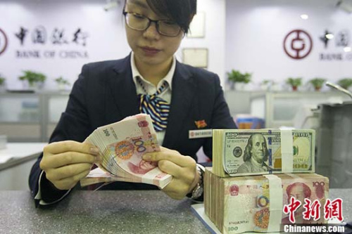 资料图:银行工作人员正在清点货币。 <a target=\'_blank\' href=\'http://www.chinanews.com/\'>中新社</a>记者 张云 摄