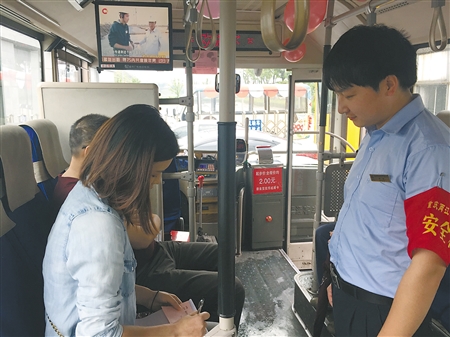 母亲节播老歌 90后公交司机戳中乘客泪点|母亲