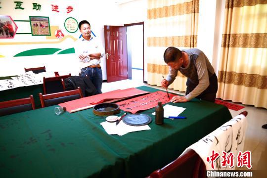 王学政老人在书画室练习书法。 邢翀 摄