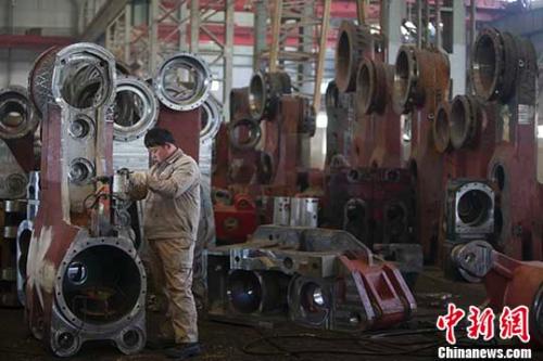 资料图:山西太重工人正在检测机械配件。 <a target=\'_blank\' href=\'http://www.chinanews.com/\'>中新社</a>记者 张云 摄