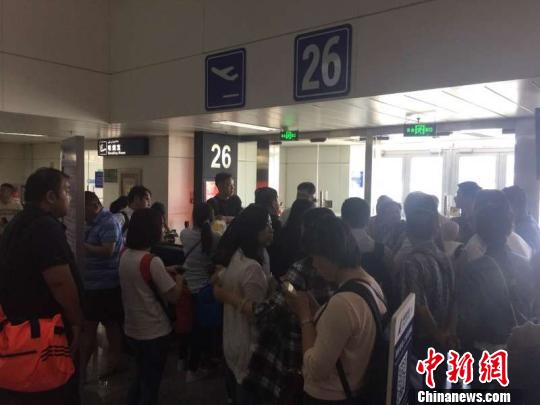 图为乌鲁木齐机场滞留的旅客。 戎睿 摄