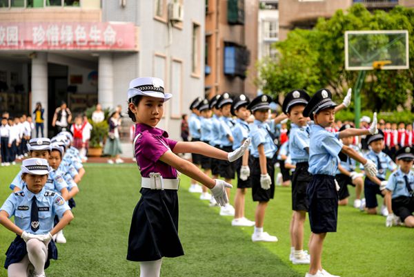 梁平区公安局交巡警大队联合西苑小学开展交警