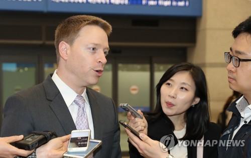 美国白宫国家安全委员会（NSC）亚洲事务资深主管马特·波廷格15日在仁川机场接受记者采访。（图片来源：韩联社）