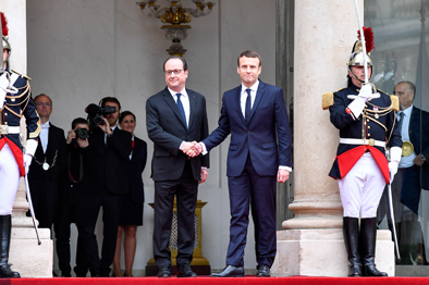  5月14日，在法国巴黎爱丽舍宫，卸任总统奥朗德与当选总统马克龙（右）出席总统权力交接仪式。新华社记者陈益宸摄
