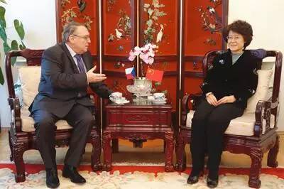  ▲2016年1月18日，中国驻捷克大使马克卿（右）在使馆宴请当时的捷克候任驻华大使科佩茨基（左）。