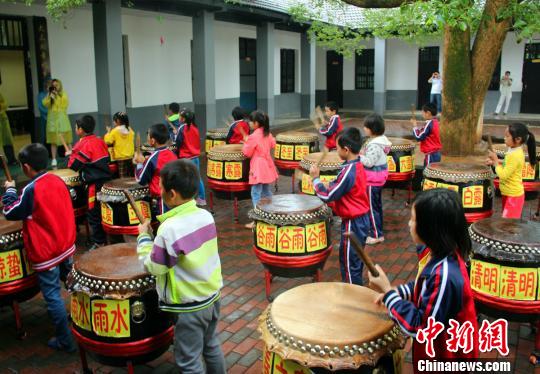 当地孩童熟练背诵《弟子规》并表演特有的“二十四节气鼓”。 卢文伟 摄