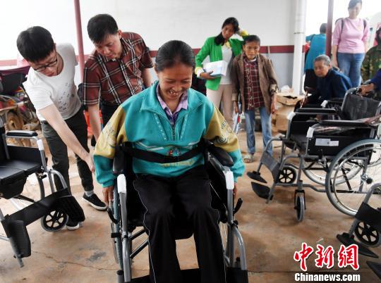 一位残疾人士在学习使用多功能轮椅。 周亮 摄