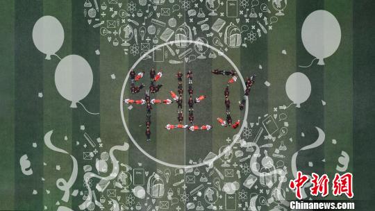 温州大学瓯江学院创意“航拍版”毕业照。 牛妍 摄