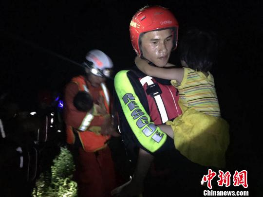 图为救援现场，消防官兵救出小孩。　朱鹏程　摄