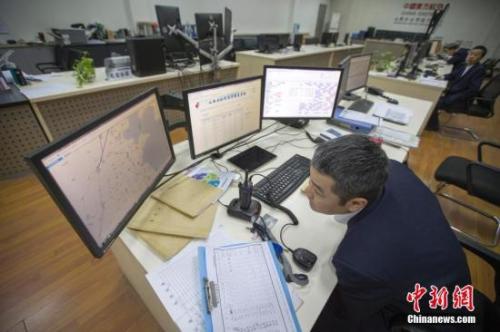 资料图:东航签派员在监控飞行高度、位置、速度等航班飞行动态。 张云 摄