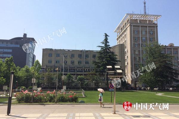 今天北京天气晴好,路人夏装出行。