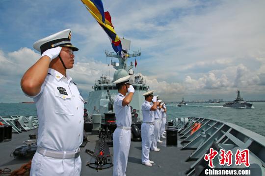 我军黄山舰参加新加坡海军成立50周年国际舰