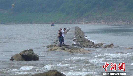 图为三人被围困在河中小岛上。 蒋思成 摄