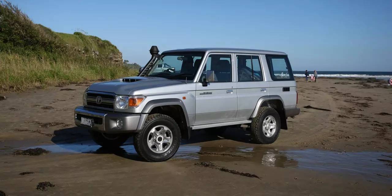 硬派越野利器,海外试驾2017款丰田LC76 4.5T