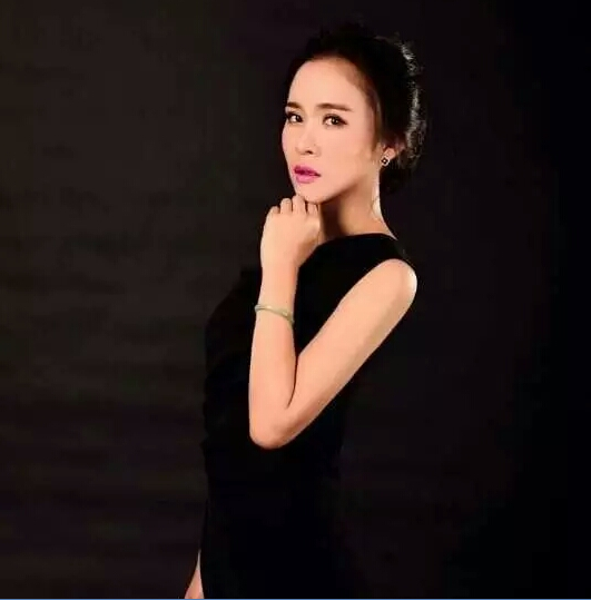 许娜资料图片助演明星许娜:艺名西聆娜,籍贯新疆乌苏,歌手,演员.