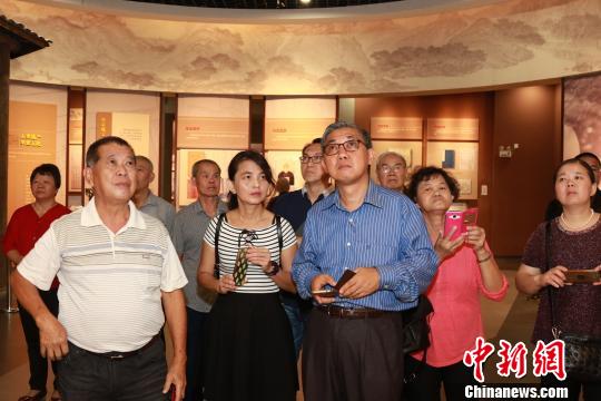 图为丁伟强一家与在上杭的丁氏宗亲共同来到客家族谱博物馆寻根。 郑嘉雯 摄