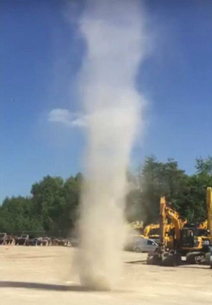 震撼!英出租公司厂房外惊现小型 龙卷风 |尘卷风