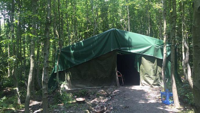 上海外环林带藏赌场,墙上题诗励志:警方6万平