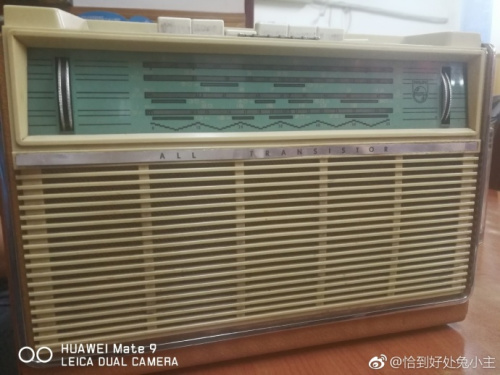 图为网友@恰到好处兔小主拍摄的老古董收音机