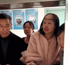 一哥们头一次去对象家,为了给丈母娘留下好印象,吃完饭抢着刷碗不