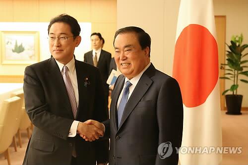  图注：文喜相（右）与日本外相岸田文雄（来源：韩联社）