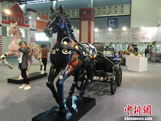 国际进口商品城阿哈尔捷金马车吸人眼球。 黄莹 摄