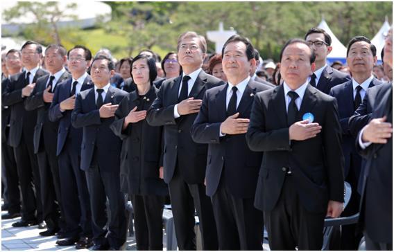  韩国总统文在寅参加光州事件纪念活动 