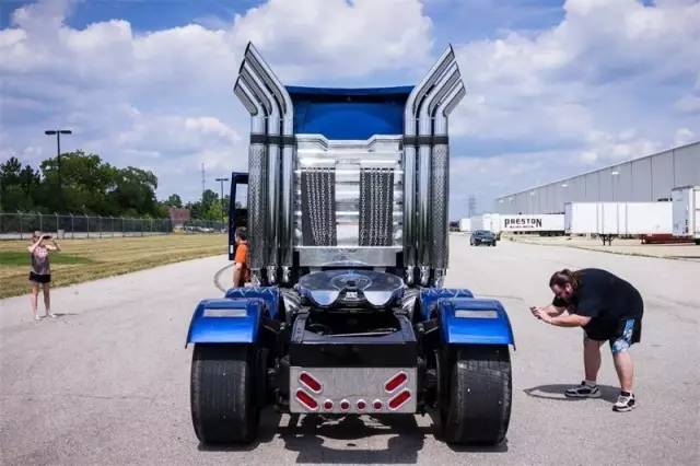 追了10年的《变形金刚》中文预告发布,还有30天就能约妹看片了!